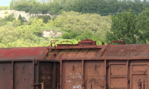 Gyermekotthonból szöktek meg azok a fiatalok, akik felmásztak a tehervonatra Berettyóújfaluba, az egyik fiú még mindig  életveszélyes állapotban van