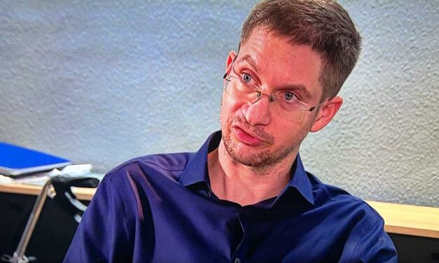 Megdöbbentő felvételt tettek közzé Karsai Dánielről: gyomorszondán keresztül táplálják a halálos betegséggel küzdő alkotmányjogászt