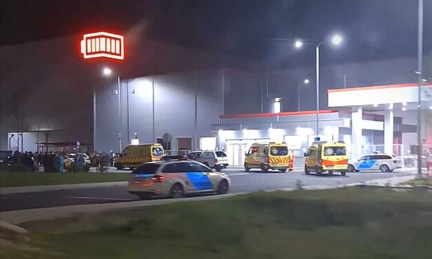 Szúrós szag terjedt a komáromi akkugyárában, egymás után sorakoztak a mentőautók az épület előtt, több embert kórházba kellett vinni
