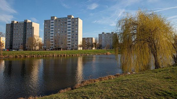 Rejtélyes haláleset Oroszlányban: alig egy méteres tóba fulladt bele egy férfi