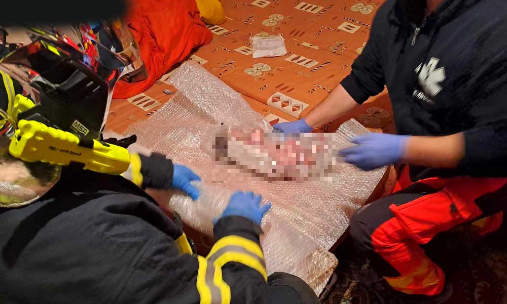 „Egy három hónapos baba van a kezemben és nem vesz levegőt” – sokkos állapotban tárcsázta a mentőket a rémült édesanya, miután csecsemője élettelenül feküdt