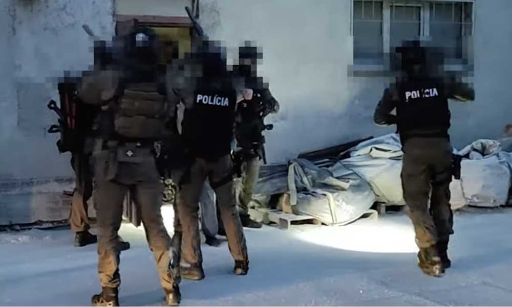 Óriási illegális fegyverraktárra csaptak le a kommandósok Rajkán, 25 éve nem volt ekkora fogása a rendőrségnek, a bűnbanda fejét is lekapcsolták – VIDEÓ
