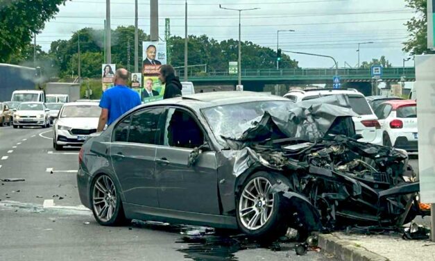 Brutális karambol, rommá tört a luxus BMW Budapesten a Szentendrei úton, teljes a káosz a környéken