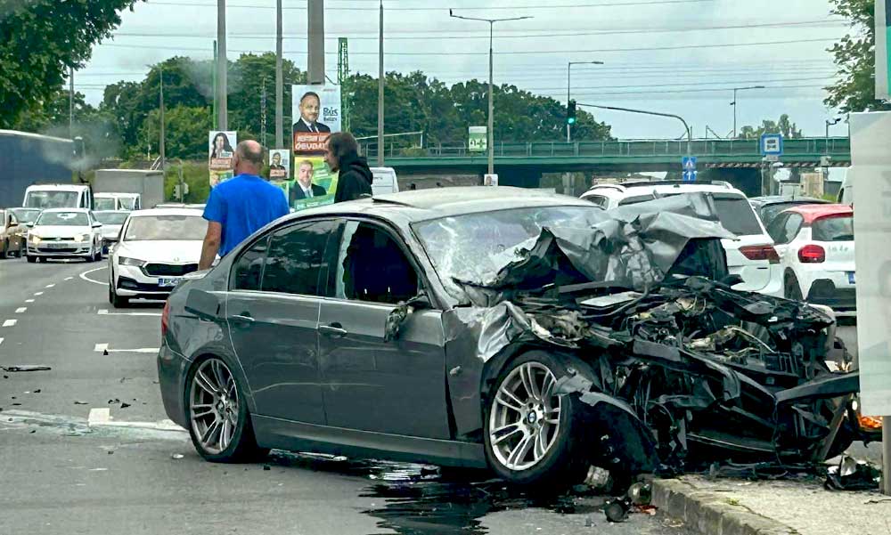 Brutális karambol, rommá tört a luxus BMW Budapesten a Szentendrei úton, teljes a káosz a környéken