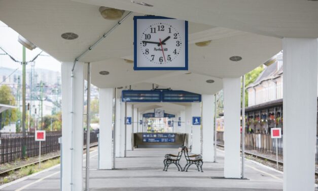 Miskolci gyilkosság: kézen fogva sétáltak a pályaudvar peronján, majd szerelmeskedték, után elvágta a nő torkát a férfi