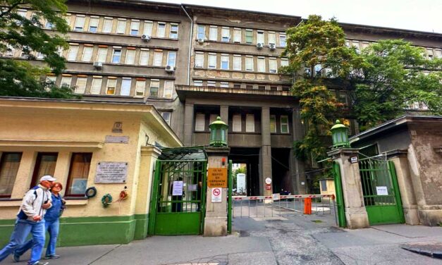 Savat itatthattak egy férfival, majd kirakták egy budapesti kórház elé: a férfi pályázati csalásokról tudhat