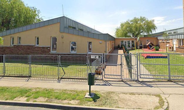 „A kiságyból rángatta ki a kisgyerekeket” – újabb részletek derültek ki a Pest megyei bölcsődében történt gyermekbántalmazásról