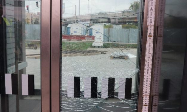 Őrjöngve verekedtek és rongáltak a budapesti metrómegállóban, több milliós lett a tombolás vége