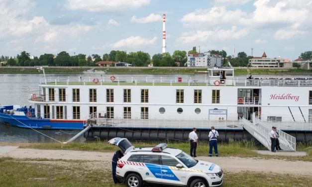 „Miért ment tovább, miért nem segített a gyerekeinknek?” – kiakadtak a verőcei hajóbaleset áldozatainak szülei, miután kiengedték a szállodahajó kapitányát