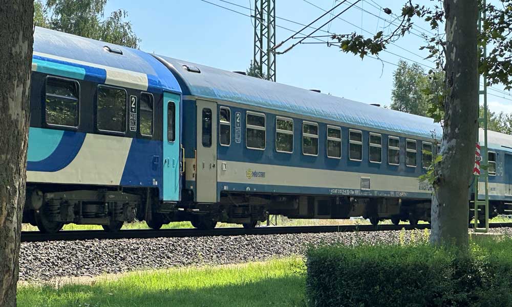 Megint nem állt meg a pirosnál egy vonat: leállt a vonatközlekedés Fót és Csomád között