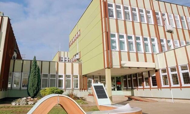 Botrány Bonyhádon: 13 éves tanítványával létesíthetett kapcsolatot egy általános iskolai tanár, a helyiek szerint a pedagógus ügyét megpróbálják eltussolni