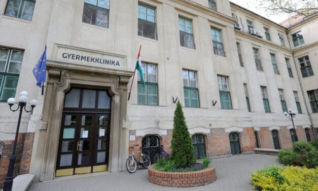 Elképesztő! 500 kilométert utaztattak egy törött lábú kisfiút a szegedi gyermeksebészet leállása miatt