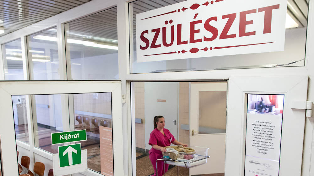 „A szülés után meghalt lányomat látom az ikreiben” – fél évvel Renáta halála után sem tudja a család, kinek a hibájából hunyt el szülés után a 28 éves nő