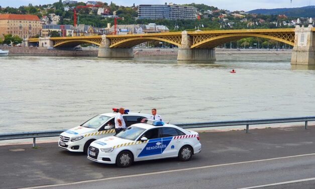 Mentőt és rendőrt kellett hívni egy Dunában fürdőző férfihoz Budapesten, majd eljárást indított ellene a rendőrség