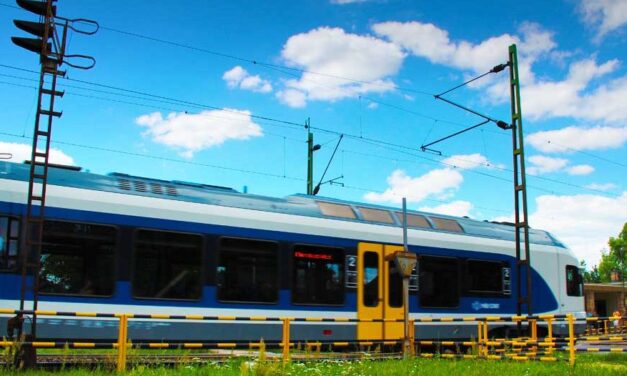 Változás a szobi vasúti vonalon: hétfőtől nem járnak a vonatok Nagymaros és Szob között