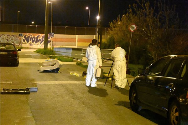 Egy karóval ütött agyon egy hajléktalant a lomizós férfi Budapesten, az elkövető a gyilkosság után busszal szökött meg a házi őrizetből
