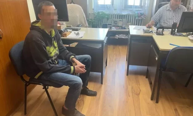 „Hiányzik a feje” – több mint 50 ütéssel verte agyon apját egy férfi Ajakon, ezután a rendőrségen azt állította, hogy nem emlékszik semmire