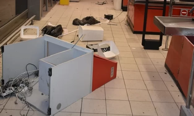 Balhé a tatabányai Sparban: egy habzó szájú férfi tört-zúzott az üzletben, még a borosüvegeket is összetört, a vásárlók menekültek