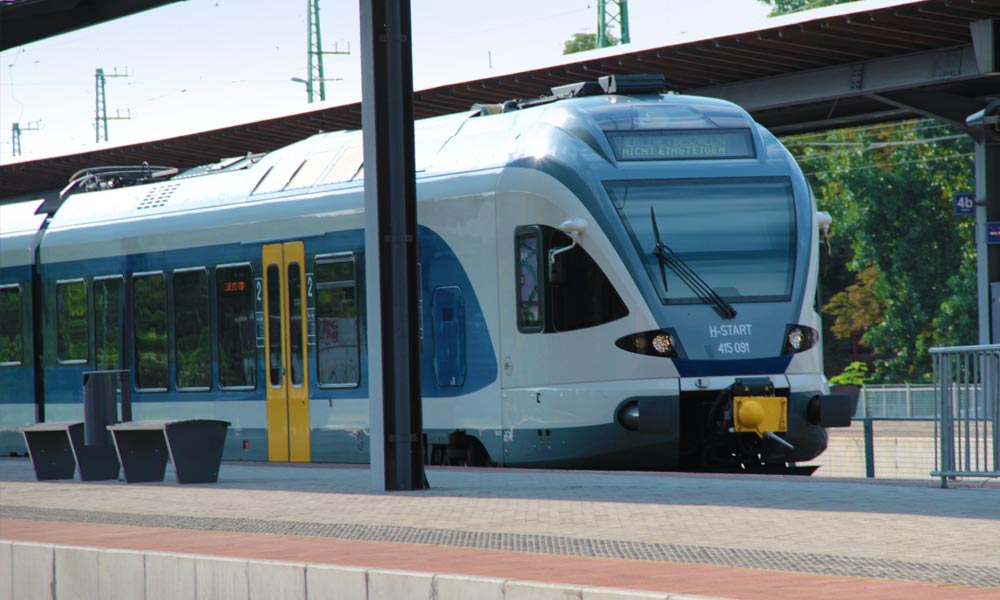 Dráma a MÁV-nál: betolatott egy motorvonat egy nemzetközi szerelvény elé a váci állomáson