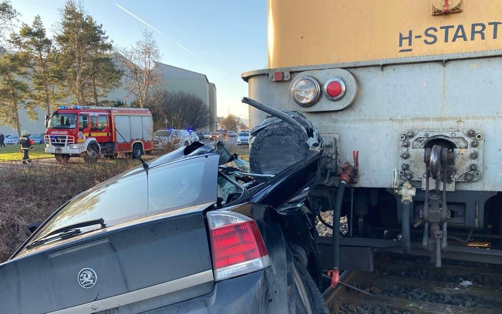 Vasúti baleset Zalaegerszegen: 100 métert tolta maga előtt az autót a InterCity