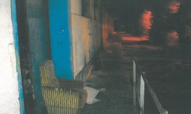 Felgyújtotta két társát egy hajléktalan Budapesten, egy elhagyatott MÁV épületben húzták meg magukat