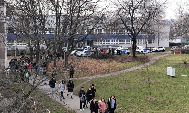 Megint bombariadó van több iskolában: egri, miskolci és budapesti intézményeket ért fenyegetés, egy gyermekotthont is ki kellett üríteni