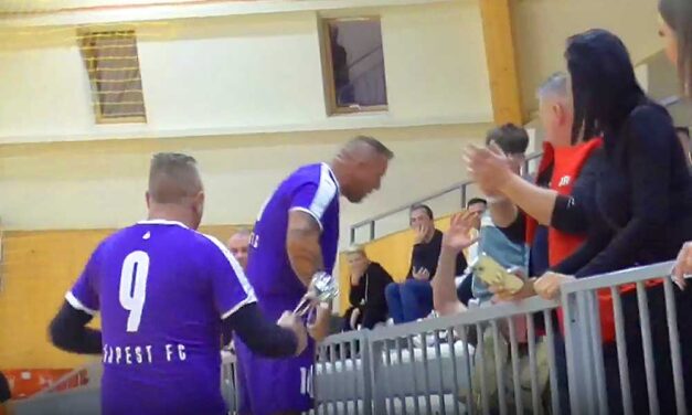 Balhé a focimeccsen: összeverekedett egy szurkolóval Curtis