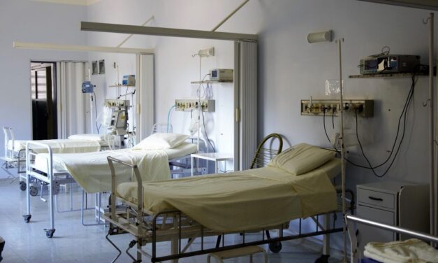 Elítélték az orvost, aki pépes kaja helyett darabos étel fogyasztását engedélyezte a fogyatékos fiúnak, Krisztián a kórházi ebédtől megfulladt