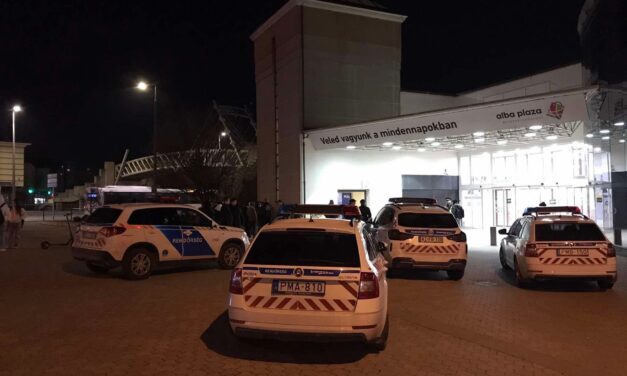 Egyszerre több bevásárlóközpontban is bombariadó volt Székesfehérváron, még az OBI-t és az Interspart is ki kellett üríteni