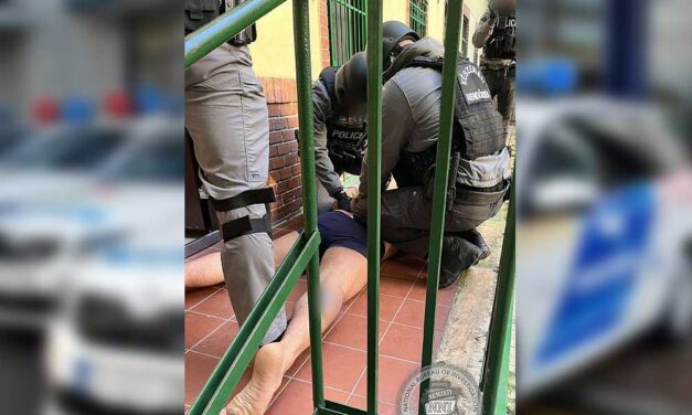 Külföldi turistákat húzott le a budapesti bulinegyedben egy banda, még a kertben is elásott pénzt találtak a rendőrök