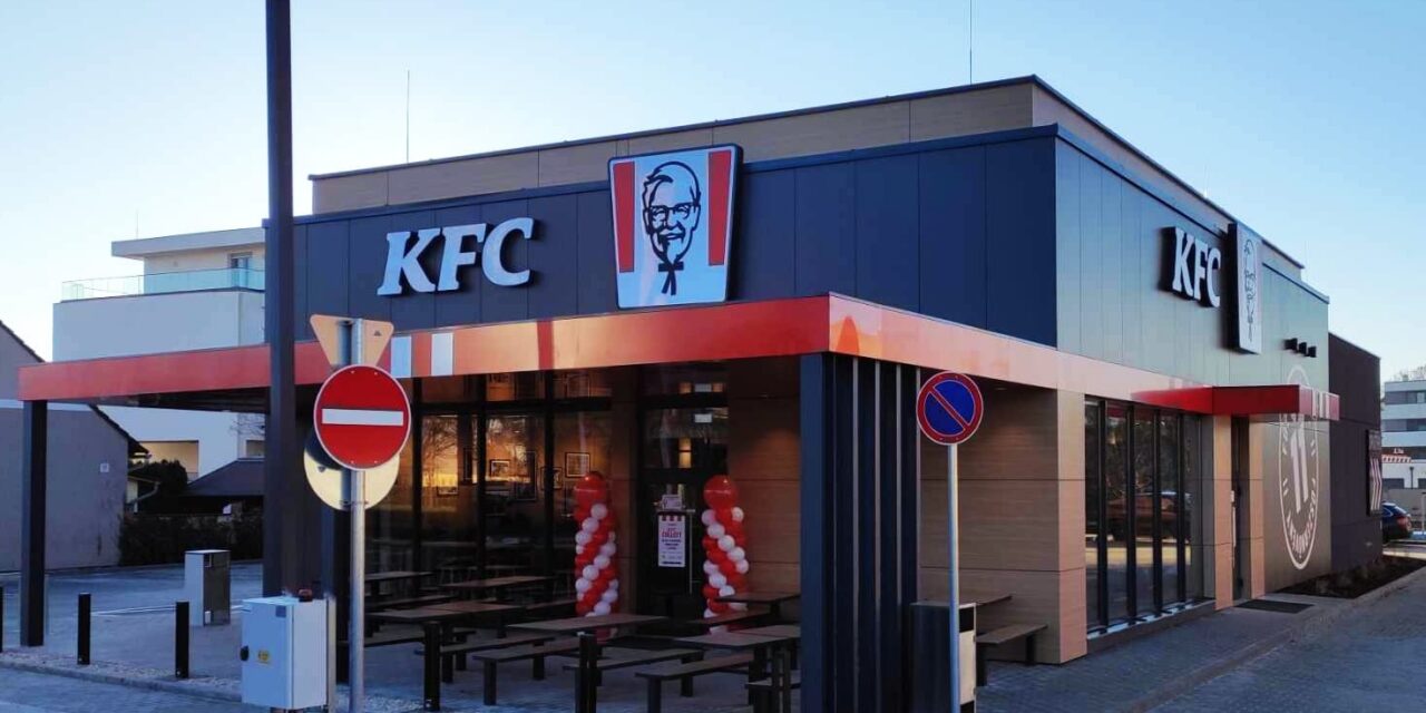 „Csak 200 Ft-ot akartam kérni” – játékfegyverrel támadt egy nőre a KFC előtt a begyógyszerezett férfi