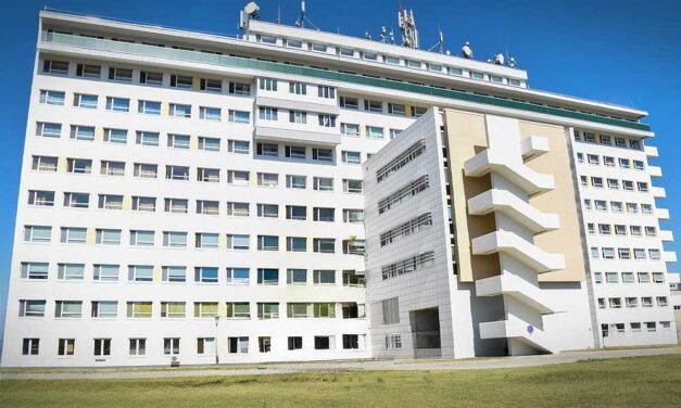 Egy politikus és egy ismert műsorvezető gyermekén is nemátalakító műtétet végzett a két letartóztatásban lévő orvos a kiskunhalasi kórházban: az igazgató hallgat