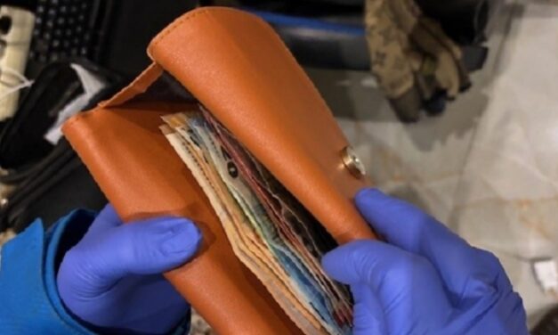 Lecsapott a rendőrség az ismert zenészre: külföldön futtatta és fogva tartotta a lányokat, rengeteg pénzt találtak nála