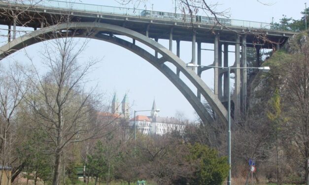 Dráma Veszprémben: leugrott egy 72 éves férfi a völgyhídról, azonnal szörnyethalt