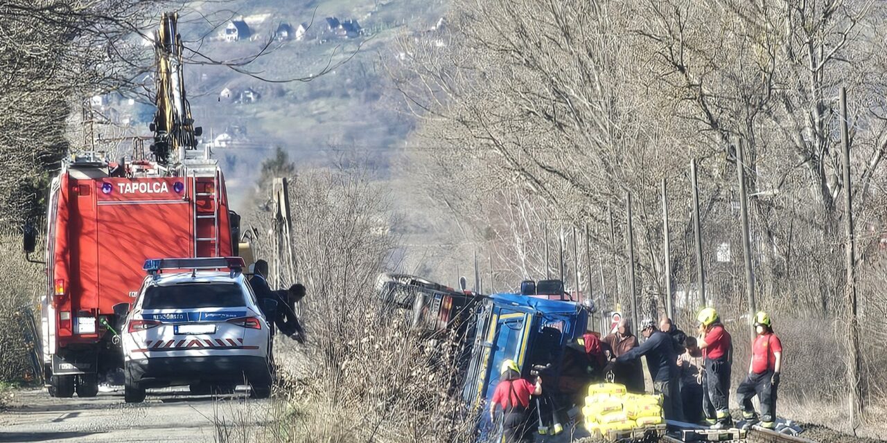 Vasúti pályára dőlt egy teherautó rakománya, nem jár a vonat Tapolca és Lesencetomaj között