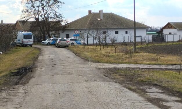 A tyúkülőben találták rá a 10 éves gyerek holttestére Berekfürdőn, már több napja végezhetett vele az anyja