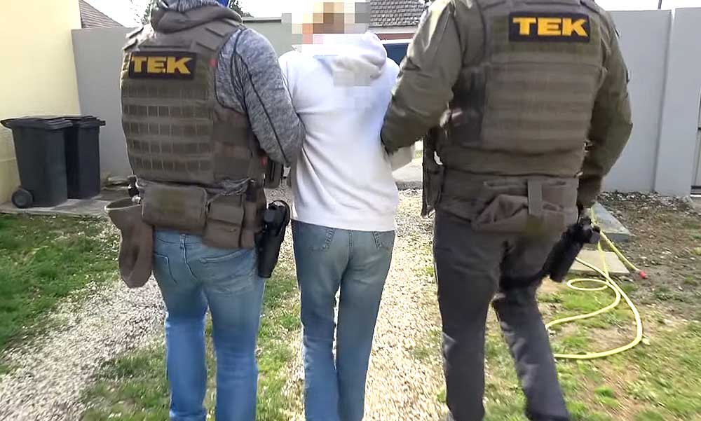 Borzalom Türjén: édesanyja tartotta fogva és terrorizált egy 12 éves kislányt, a TEK mkommandósai mentették ki a kislányt – videó a cikkben