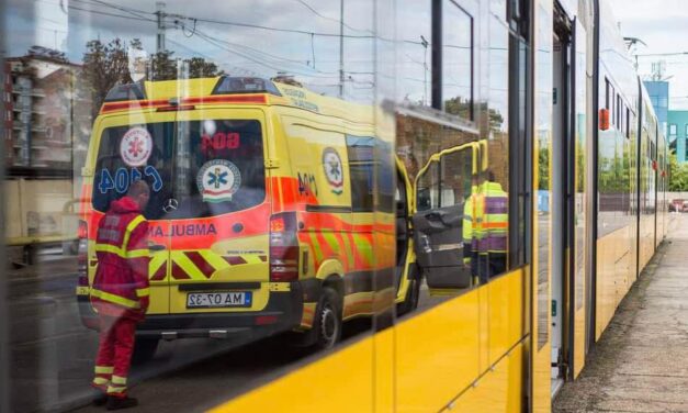 „Vészfékezett, az utasok egymásra estek”  – elgázolt egy 25 éves nőt a villamos Budapesten, a járókelők tartották életben, míg jött a mentő