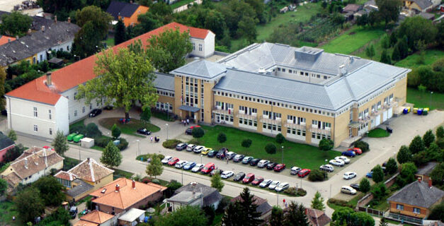 Ismét bezártak egy szülészetet: Kisbérről az 50 kilométerre lévő Tatabányára küldik a kismamákat