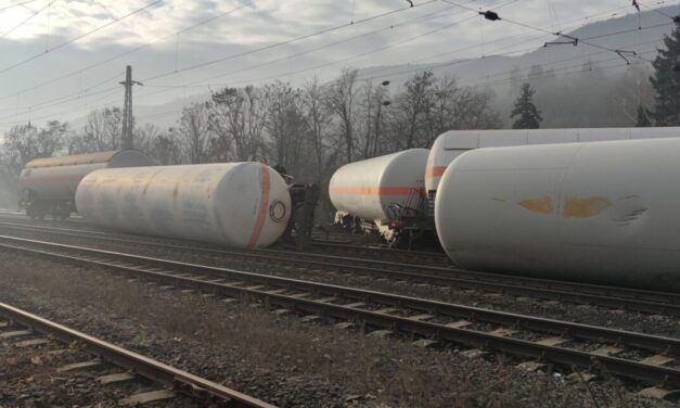 Vasúti baleset Budapesten: kisiklott és felborult egy kerozint szállító vonat a repülőtérnél