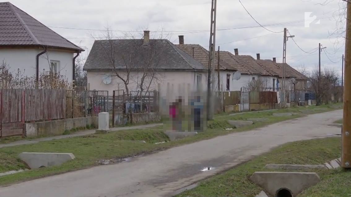 Borzalom Tiszaviden: éheztették, és egy sötét szobában nevelték gyermekeiket, a nevelőapa rendszeresen közösült a 4 és 5 éves kicsikkel