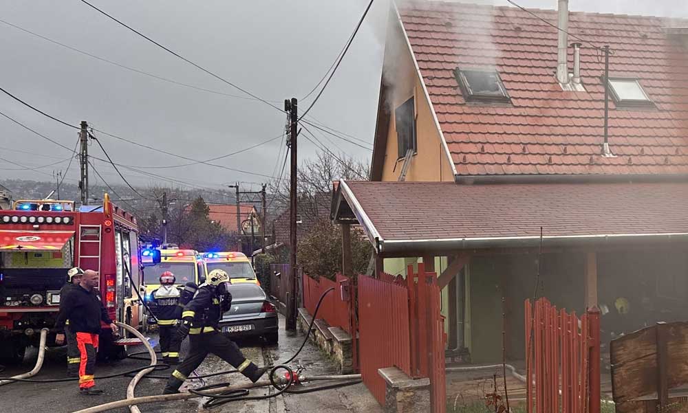 Lángra lobbant egy ház Szentendrén, akkora volt a baj, hogy a polgármester is a helyszínre sietett