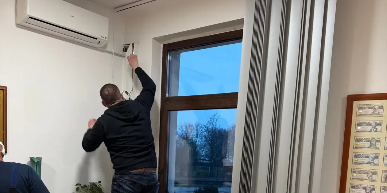 Lehallgatási botrány Balatonalmádiban: klímaszerelők találtak rá egy rejtett kamerára a város jegyzőjének irodájában