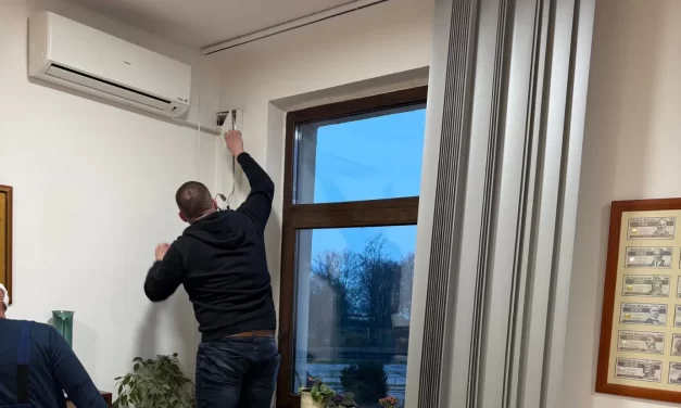 Lehallgatási botrány Balatonalmádiban: klímaszerelők találtak rá egy rejtett kamerára a város jegyzőjének irodájában