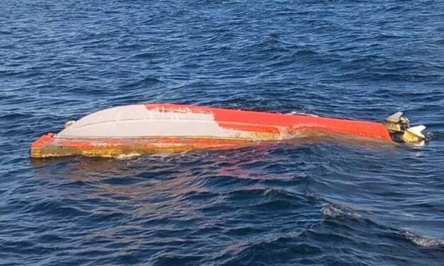 Öt emberrel felborult egy csónak a Dunán, egy személyt drónokkal és szonárra is keresnek