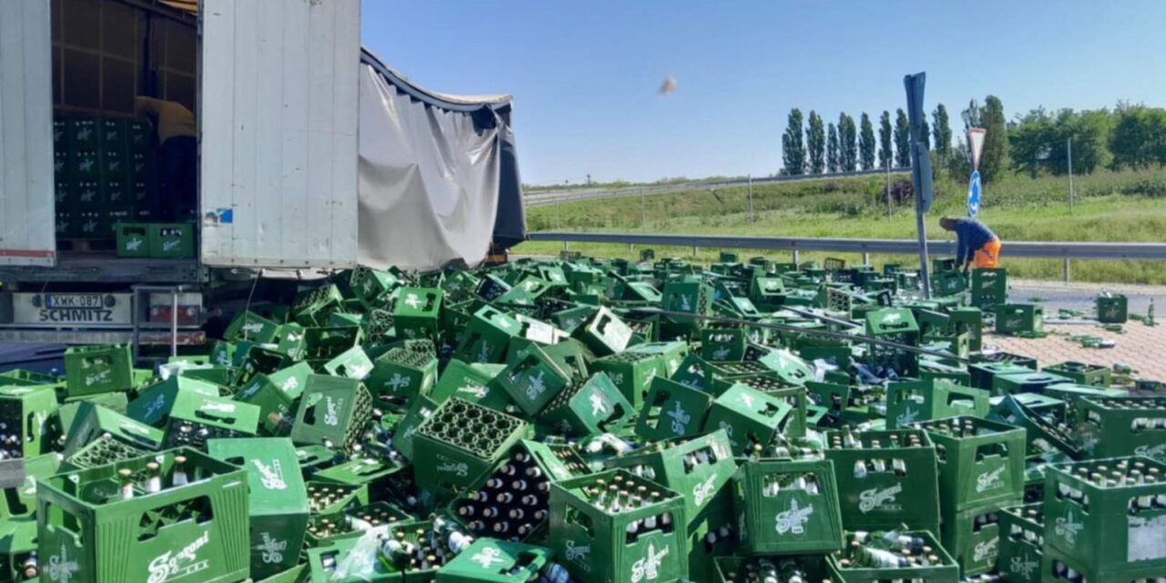 Felborult egy sörszállító kamion az M6-oson, a teljes úttestet beborítják a ládák