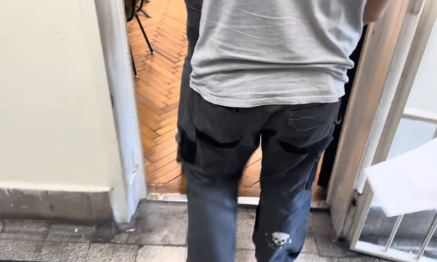 Anyját hibáztatta apja haláláért, ezért különös kegyetlenséggel végzett az asszonnyal: rátett a testére egy óriási hangszórót és addig ült rajta, míg az asszony mozgott