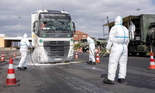 Száj- és körömfájás: káosz a magyar-osztrák határátkelőkön, több kilométeres sorokban állnak az autók