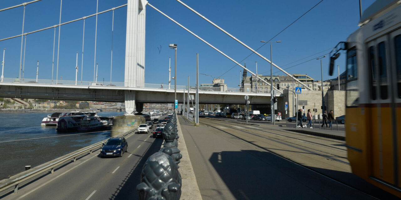 Tragédia: lezuhant az Erzsébet hídról és a betonba csapódott egy férfi Budapesten