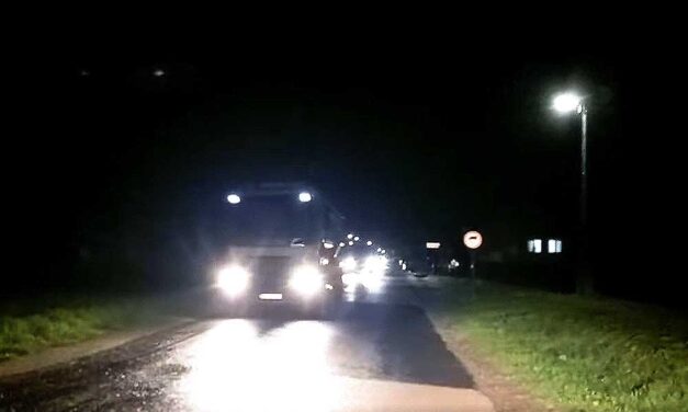 Száj- és körömfájás: megérkeztek a rábapordányi állattetemeket szállító kamionok Peresztegre, a marha- és sertésállományt is leölik a fertőzött telepen